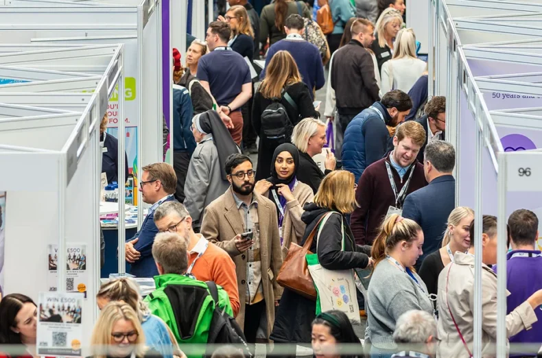 A crowd of people at the Tes event